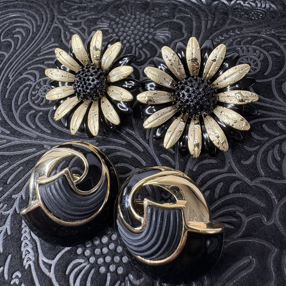 Set Of Two Pair Black Gold Tone Flower Daisy Trifari Round Clip Back Earrings